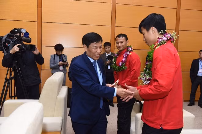 Đặc biệt hơn nữa toàn bộ đội tuyển được đích thân Bộ trưởng Bộ Văn hóa, Thể thao và Du lịch Việt Nam ông Nguyễn Ngọc Thiện lì xì mừng tuổi ngay tại sân bay Nội Bài.