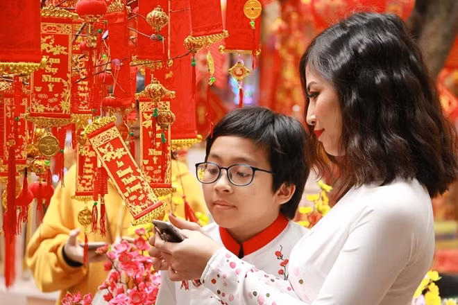 Vì năm mới sắp đến, nên các gia đình thường chọn các vật trang trí mang màu đỏ với ý nghĩa đem lại may mắn cho cả nhà.
