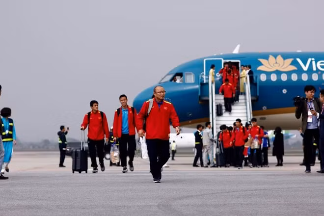 Đúng 14h15, máy bay chở Đội tuyển Việt Nam đã đáp xuống sân bay Nội Bài.
