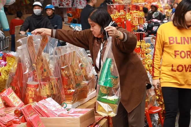 Mỗi bộ cúng quan thần linh, táo quân được làm bằng giấy thủ công bình thường có giá giao động từ 60.000 đồng đến 80.000 đồng.