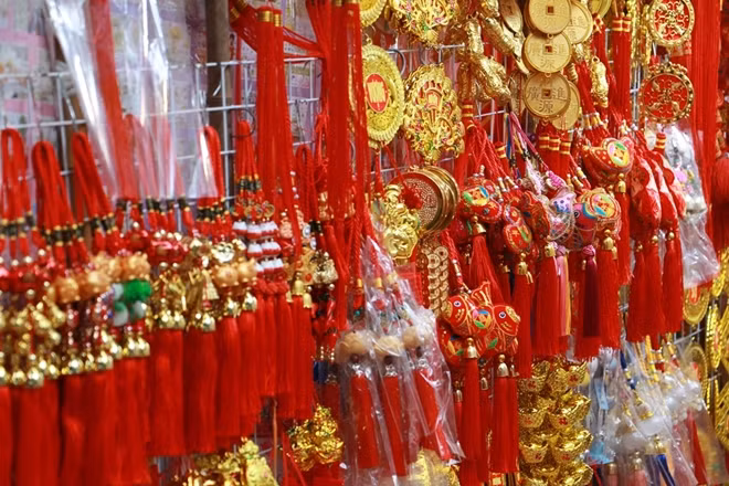Những vật dụng trang trí Tết đầy rẫy trên nhiều con phố, đủ các mẫu mã, kích thước, chủng loại...