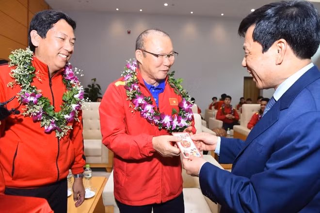 Đặc biệt hơn nữa toàn bộ đội tuyển được đích thân Bộ trưởng Bộ Văn hóa, Thể thao và Du lịch Việt Nam ông Nguyễn Ngọc Thiện lì xì mừng tuổi ngay tại sân bay Nội Bài.