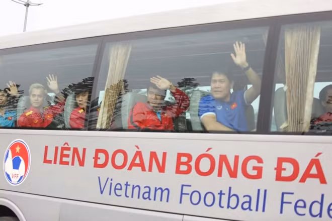 Các cầu thủ cũng nhiệt tình đáp lại sự chào đón của người hâm mộ.