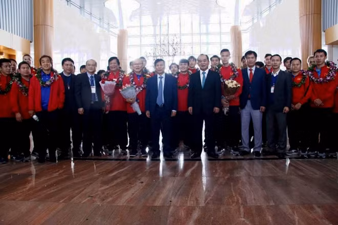 Toàn đội tuyển chụp ảnh lưu niệm với Bộ trưởng Nguyễn Ngọc Thiện và lãnh đạo Liên đoàn bóng đá, và các quan chức ngành thể thao.