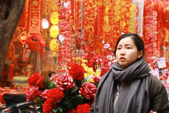 Trong những ngày tới những khu phố cổ này còn tấp nập hơn nữa khi người dân chính thức bước vào kỳ nghỉ Tết Nguyên Đán.