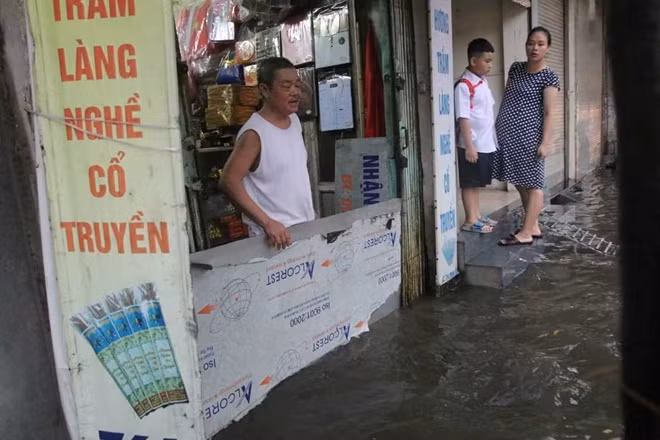 Nhiều nhà phải dùng các tấm chắn nước ngập nước vào nhà