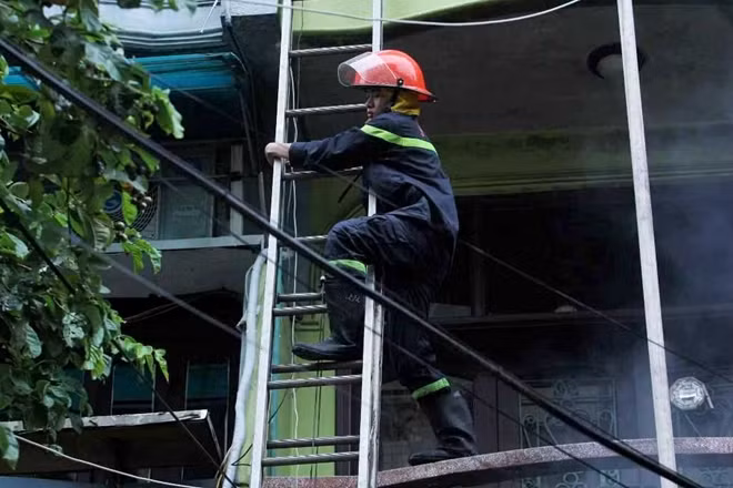 Ngọn lửa nhanh tróng bắt vào vật dụng ở ban công của tầng 2, khiến khói bao trùm toàn bộ căn nhà 4 tầng.