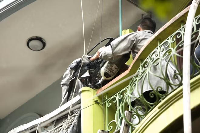 Khoảng 15 phút sau đám cháy được cơ bản khống chế, tuy nhiên chủ ngôi nhà cho biết vẫn còn người mắc kẹt trong nhà.