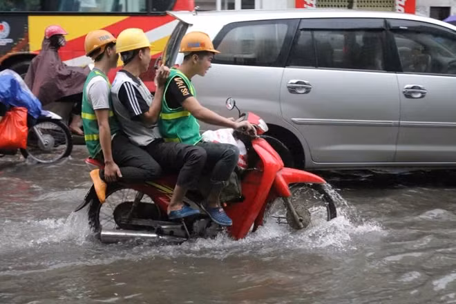 Nhiều tuyến phố ngập sâu khiến việc đi lại của người dân gặp nhiều khó khăn
