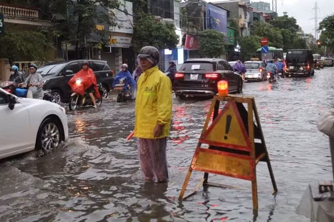 Công nhân công ty thoát nước Thủ đô đã phải đặt biển cảnh báo cho người dân tránh khu vực nguy hiểm.