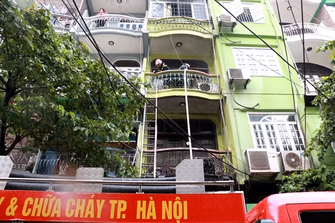 Khoảng 10 giờ 30 phút, đám cháy bắt nguồn từ biển quảng cáo ở tầng một của shop quần áo trên phố Núi Trúc, phường Giảng Võ, quận Ba Đình, Hà Nội.