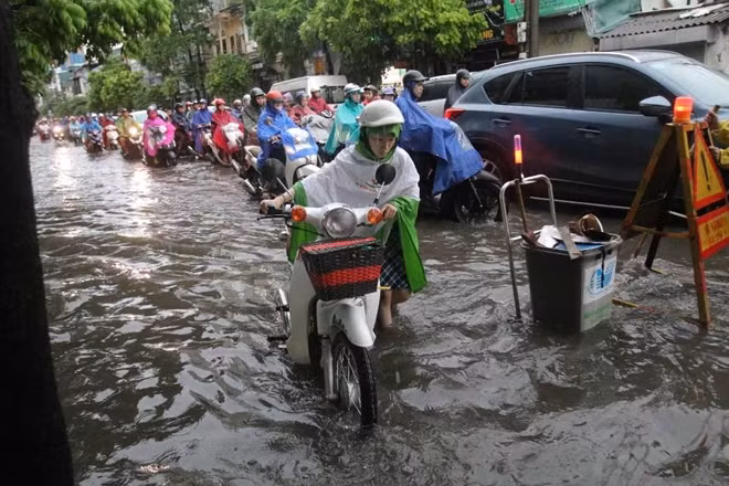 Mưa lớn xuất hiện ở hầu khắp các khu vực ở Hà Nội khiến nhiều tuyến phố ngập sâu. Phố Minh Khai chìm trong nước, các phương tiện di chuyển khó khăn.
