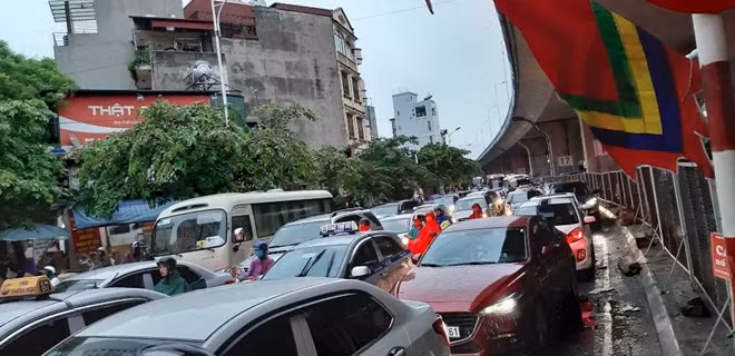 Mưa lớn đúng thời điểm người dân đi làm, học sinh đến trường khiến nhiều tuyến phố ùn tắc kéo dài.