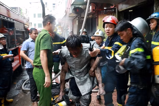 Sau khoảng hơn 10 phút tìm kiếm lực lượng PCCC đã đưa nạn nhân khoảng 25 tuổi ra ngoài đưa đi cấp cứu.