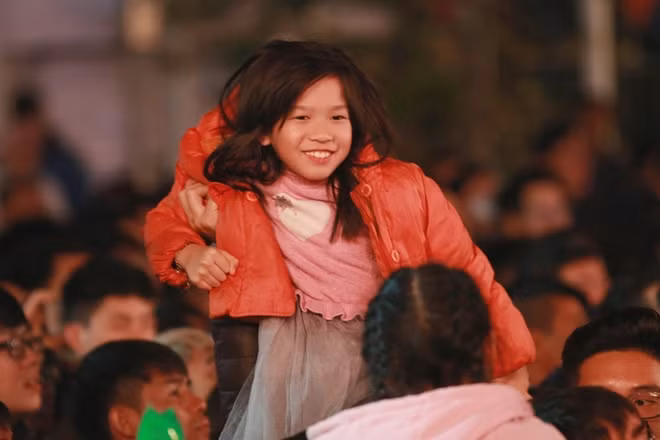 Trong số đó có không ít trẻ em cũng được gia đình đưa tới tham dự chương trình chào đón năm mới đặc sắc này.