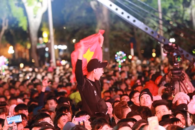 Càng về gần 0h không khí càng sôi động.