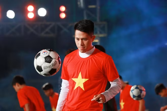 Không hề kém cạnh Noo Phước Thịnh là sự xuất hiện của Đình Trọng. Cầu thủ này cùng tham gia vào màn tâng bóng phá kỷ lục Việt Nam trong chương trình này.