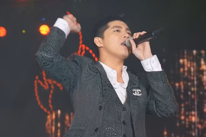 Sự xuất hiện của chàng ca sĩ điển trai này thực sự khiến sân khấu bùng nổ .