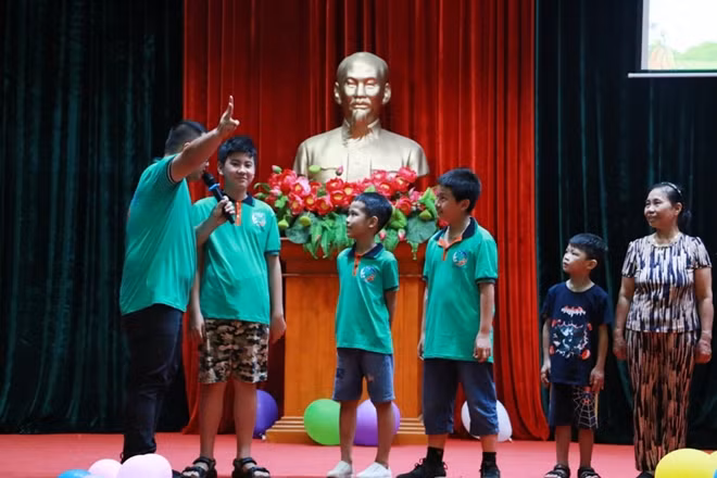 Tiết mục giao lưu giữa các em học viên tham gia trại hè