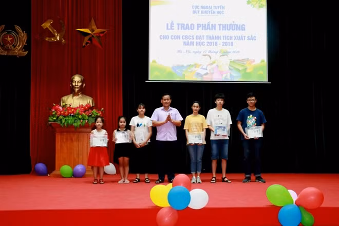 Ban tổ chức trao phần thưởng cho các cháu có hoàn cảnh khó khăn, các cháu đạt thành tích cao trong học tập và các cháu chuẩn bị vào lớp 1.