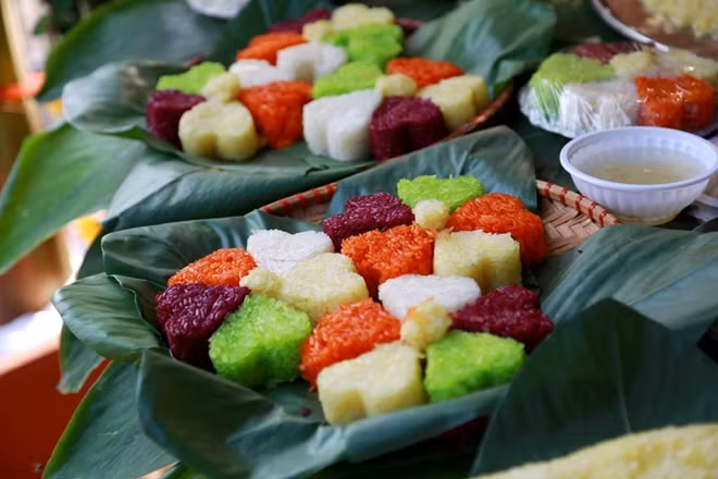 Xôi Phú Thượng với đủ sắc màu rực rỡ được tạo màu từ các nguyên liệu tự nhiên như màu đỏ của gấc, xanh của lá dứa, vàng thì nghệ còn màu tím thì được tạo nên từ lá cẩm tím Cao Bằng.