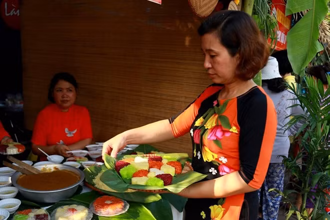 Chị Hoàng Thị Hồng, người dân Phú Thượng chia sẻ: "Hôm nay tôi cũng như những người dân Phú Thượng khác đều có tâm trạng rất vui. Gia đình tôi đã làm xôi được 7 đời đến nay các sản phẩm xôi Phú Thượng đã được công nhận thương hiệu".