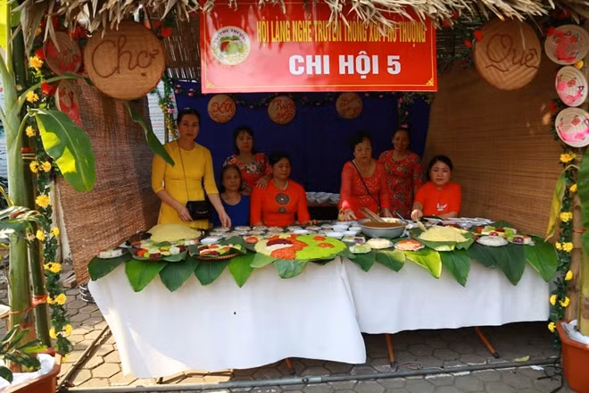 Làng Phú Thượng xưa còn được gọi là Phú Gia, có tên nôm là làng Gạ nằm ven sông Hồng. Qua hàng nghìn năm lịch sử, phù sa màu mỡ của dòng nước mát Nhị Hà đã cho Phú Gia bãi bồi xanh biếc nương dâu và những cánh đồng lúa trĩu bông.