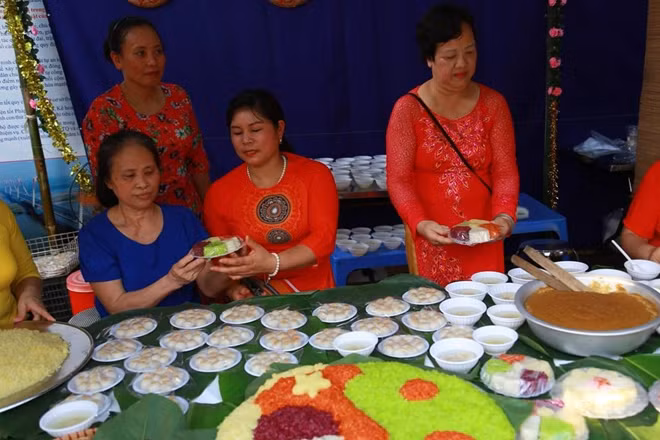 Nền nông nghiệp chủ yếu là cây lúa với sản vật nếp cái hoa vàng thơm ngon. Người dân nơi đây có nghề truyền thống nấu xôi, nấu rượu nếp, bánh trôi, bánh đa kê...