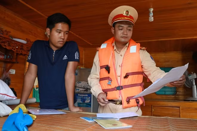 Lực lượng CSĐT kiểm tra đăng ký, đăng kiểm.