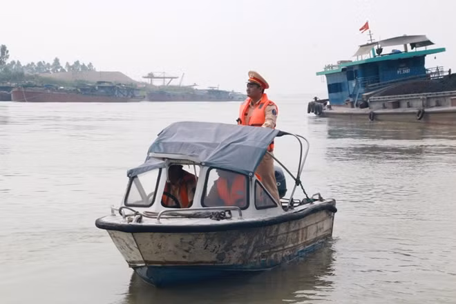 Lực lượng Phòng cảnh sát giao thông đường thủy tỉnh Phú Thọ tăng cường kiểm tra, xử lý phương tiện thủy nội địa về vi phạm quy định về đăng ký, đăng kiểm, an toàn kỹ thuật và hoán cải, sửa chữa với tất cả các phương tiện thủy nội địa trên địa bàn.