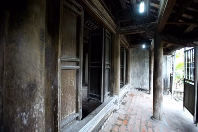 Cụ Cát có tính ham mê cờ bạc, sau một canh bạc cụ Cát thu cụ Trần Huy Bính phải gán ngôi nhà trả nợ.