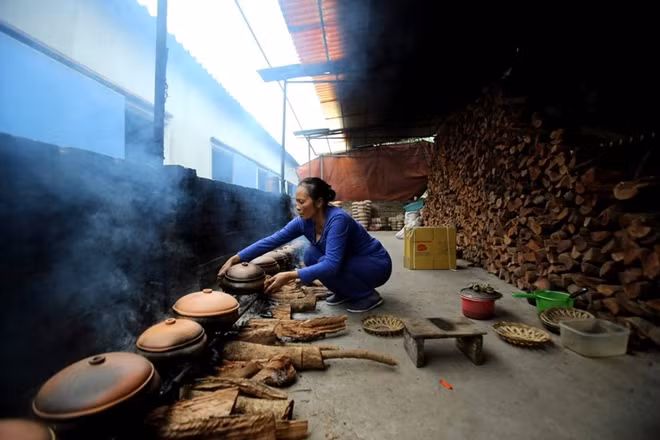 Củi kho cá phải là củi nhãn, bởi nhiệt lớn, cháy ổn định, giúp thơm cá. Cá được kho vào các niêu đất 1,5 kg