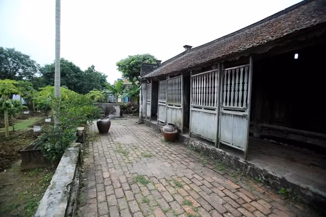 Vào đầu năm 1910, ngôi nhà được hơn 20 thợ tài hoa làm nghề mộc ở phủ Lý Nhân về làm ròng rã gần 1 năm mới xong.