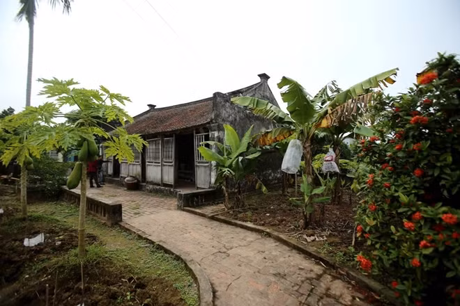 Ngôi nhà của Bá Kiến, nhân vật có thật được cố nhà văn Nam Cao miêu tả trong tác phẩm “Chí Phèo” tọa lạc trên một khu đất rộng chừng 900m2 tại làng Đại Hoàng (xã Hòa Hậu, huyện Lý Nhân, tỉnh Hà Nam) nay gọi là làng Vũ Đại.