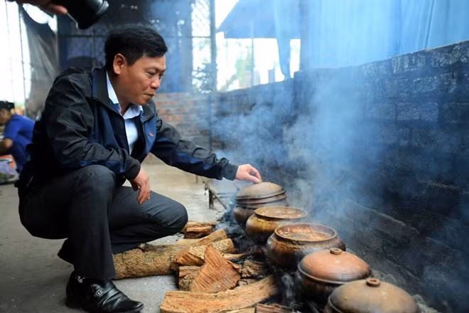 Đến thăm cơ sở cá kho Toản Hương do vợ chồng anh Trần Bá Toản làm chủ. Điều đặc biệt, cơ sở này chỉ cách nhà Bá Kiến, nhân vật trong tác phẩm Chí Phèo của nhà văn Nam Cao vài chục mét. Vào thời điểm cận Tết, gia đình anh Toản lại tất bật kho cá vì nhận được nhiều đơn đặt hàng hơn ngày thường.