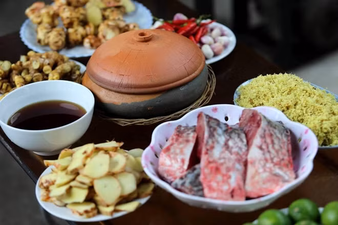 Gia vị để kho nồi cá là những thứ truyền thống, gồm: Gừng, riềng, ớt, hành củ, chanh, mắm...