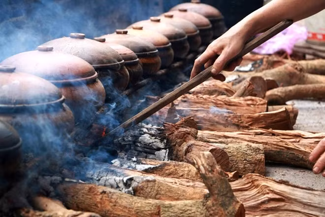 Nồi cá khi đưa lên bếp sẽ được đun sôi với tốc độ nhanh nhất nhưng khi đã sôi rồi thì phải hạn chế ngọn lửa và tắt lửa hoàn toàn, chỉ ủ tro nóng phía dưới bếp để đảm bảo nồi cá luôn sôi.
