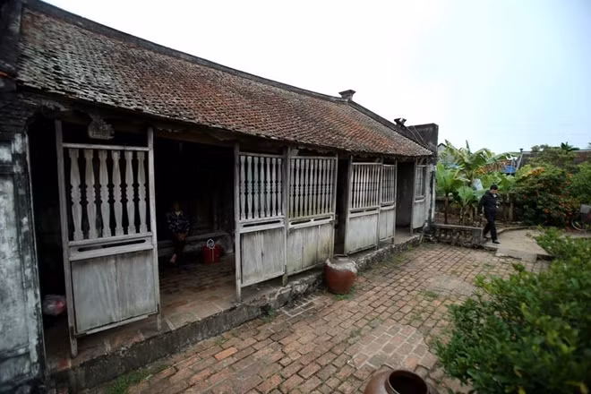 Ngôi nhà đã hơn 100 năm tuổi nhưng mái ngói vẫn chưa phải tu sửa, và không bị dột nát.