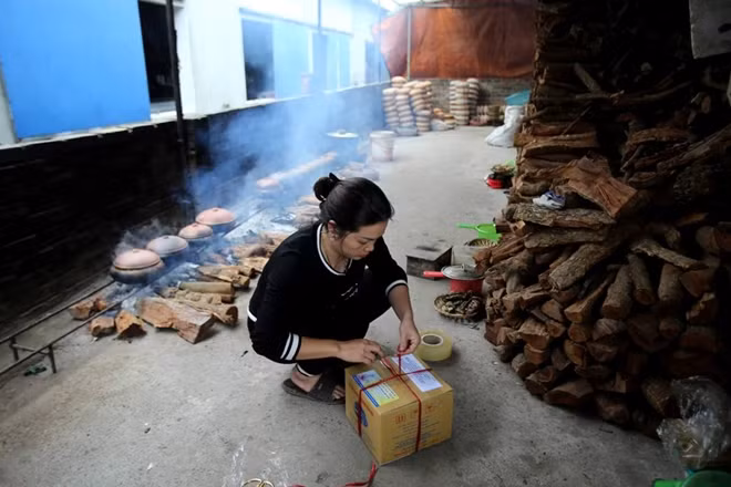 Có nhiều cỡ niêu từ 1,5-4 kg, giá lần lượt từ 500.000 - 1,2 triệu đồng/niêu. Gia đình sẵn sàng vận chuyển đi các tỉnh, thành phục vụ khách mà không tính thêm chi phí. Anh Toản cho biết, hiện nay, cá kho làng Vũ Đại được phân phối chủ yếu qua đặt hàng trực tiếp, khách hàng không chỉ sử dụng cho gia đình mà còn lựa chọn để làm quà biếu tặng.