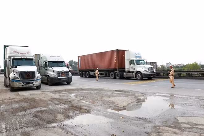 Trước đó, Cục CSGT, BCA đã chỉ đạo CSGT toàn quốc mở đợt cao điểm đảm bảo TTATGT dịp tết Dương lịch, tết Nguyên Đán và các lễ hội đầu năm 2020. Đợi cao điểm bắt đầu từ ngày 1-12-2019 đến hết ngày 14-2-2020.