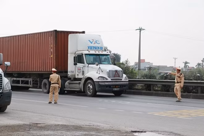 Các phương tiện tập trung kiểm tra chủ yếu là xe ô tô khách, ô tô con, container và mô tô.