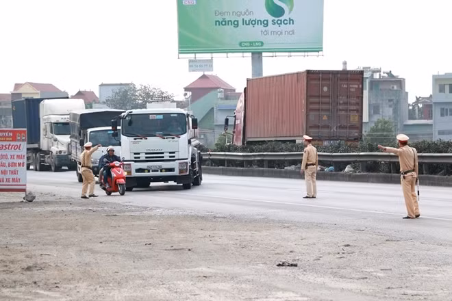 Ngày 26-12, đoạn qua trạm CSGT An Hưng Công an TP Hải Phòng đã lập chốt phối hợp 4 lực lượng đẩy mạnh kiểm tra xử lý các lái xe có sử dụng chất ma túy, nồng độ cồn.