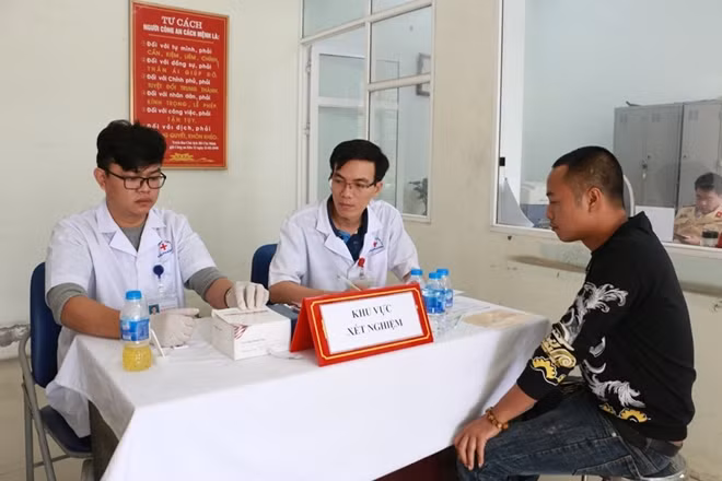 Sau khi đo nồng độ cồn các lái xe được đưa đến khu xét nghiệm để kiểm tra chất ma túy.