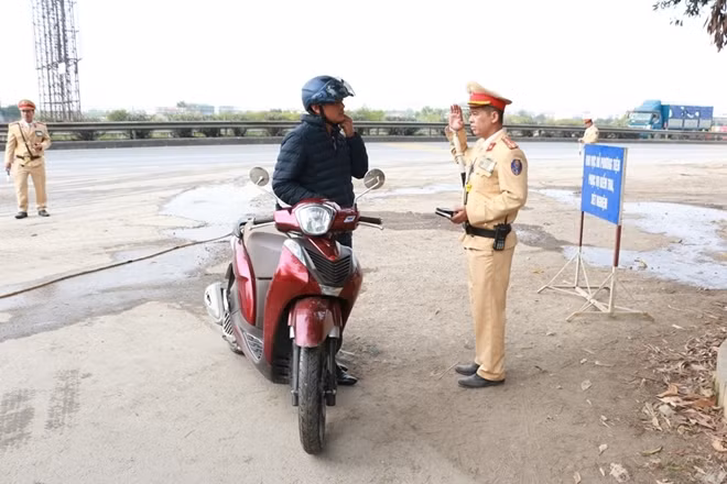 Chỉ trong 10 ngày cao điểm đảm bảo TTATGT dịp tết Dương lịch, tết Nguyên Đán và các lễ hội đầu năm, Phòng CSGT thành phố Hải Phòng đã xử lý 1.029 trường hợp phạt 500 triệu đồng.
