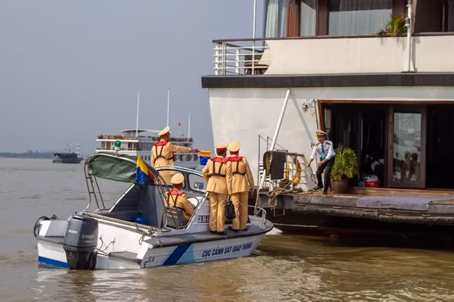 Trung tá Phạm Quang Huy, Thủy đoàn trưởng Thủy đoàn 1, Cục CSGT cho biết, “Thông thường, lỗi vi phạm phổ biến trên đường thủy là thiếu trang thiết bị an toàn; chở hàng quá vạch mớn nước; vi phạm một số điều kiện về hoán cải tàu thuyền và một số vi phạm liên quan đến quy định về người điều khiển phương tiện.”