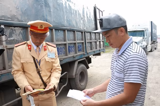 Ngoài việc kiểm tra xử lý nghiêm các hành vi trực tiếp dẫn đến tai nạn giao thông và ùn tắc giao như vi phạm về nồng độ cồn, ma túy