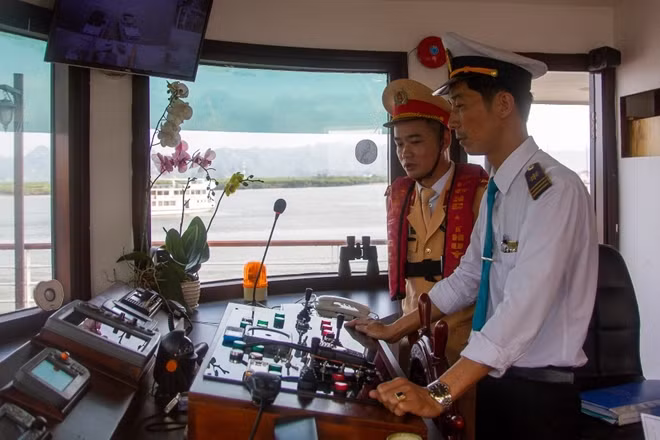 Ghi nhận trực tiếp quá trình tuần tra kiểm, kiểm soát trong những ngày vừa qua của Thủy đoàn 1 (Cục CSGT – Bộ Công an), các chủ phương tiện thủy hợp tác đầy đủ và tuân thủ các quy định liên quan về an toàn giao thông đường thủy.