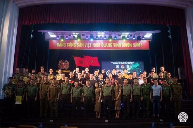 Đến dự có các Ban giám đốc Học viện, thầy cô giáo, học viên Học viện ANND và các em tân sinh viên D51.