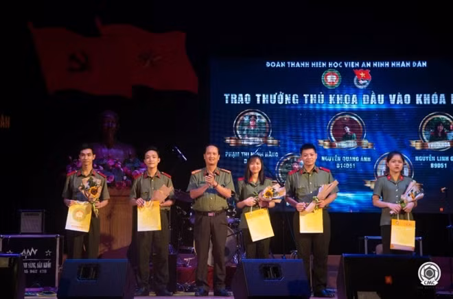 Đồng chí Thượng tá Nguyễn Hữu Anh – Trưởng Phòng Công tác Đảng, CTCT&CTQC trao phần thưởng cho 05 sinh viên thủ khoa.