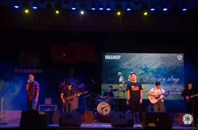 Tiết mục văn nghệ liên khúc “Ba kể con nghe” và “Vì tôi còn sống” do CLB Guitar HVANND thể hiện trong đêm nhạc